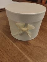 Elegante Geschenkbox mit Schleife, rund