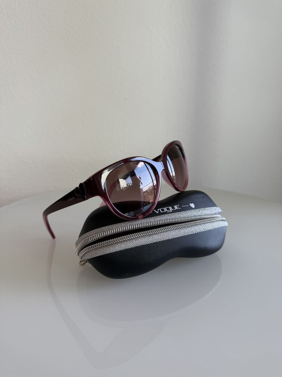 Vogue Brillen & Gläser: Lunettes de soleil VOGUE – Gebraucht aus Cressier FR von Kvito4ka 2