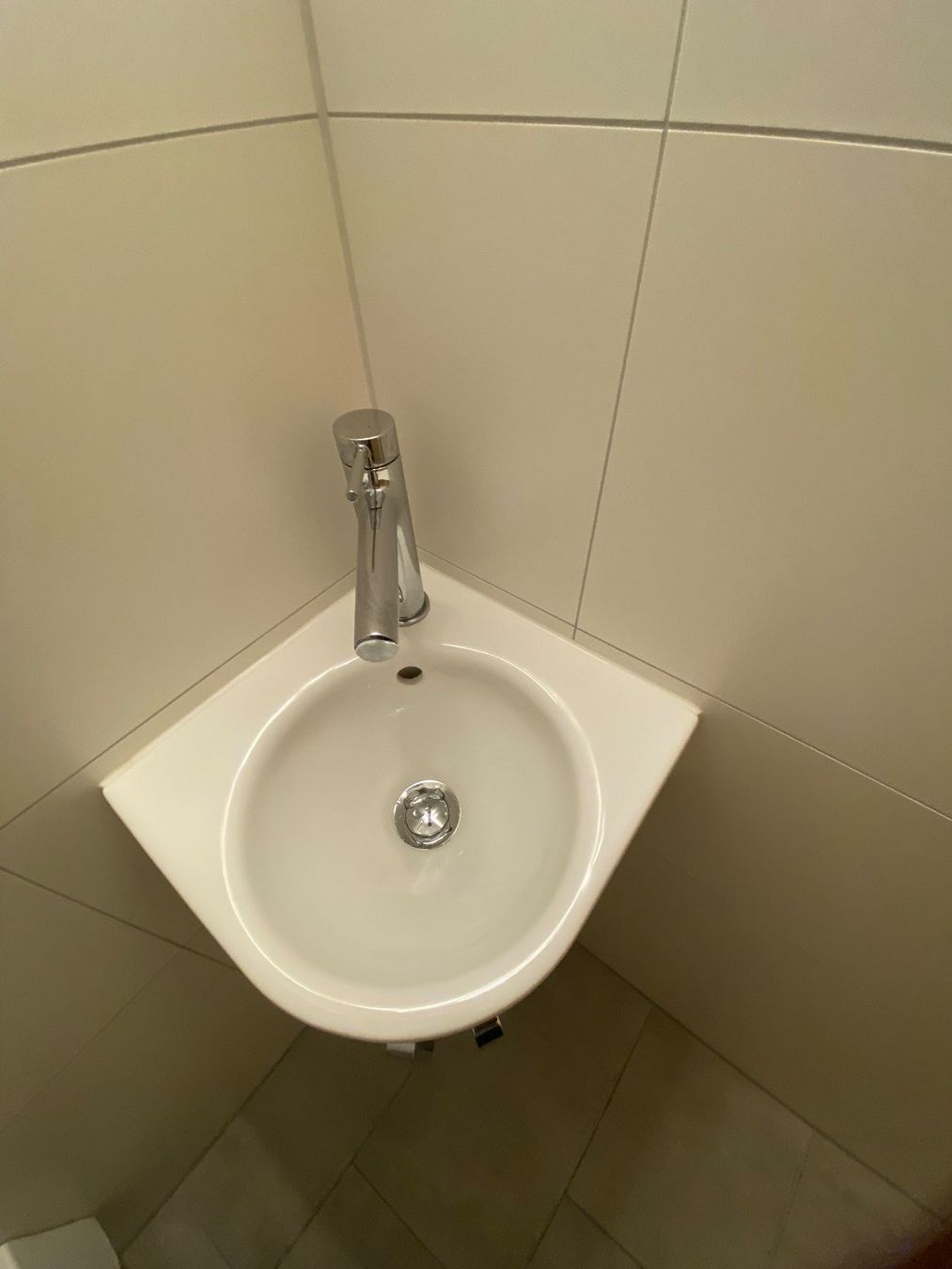 Geberit Spülbecken & Waschbecken: Eckwandbecken Geberit Renova mit  Eck-Waschtischmöbel – Gebraucht aus Hundwil von Miflo01 2