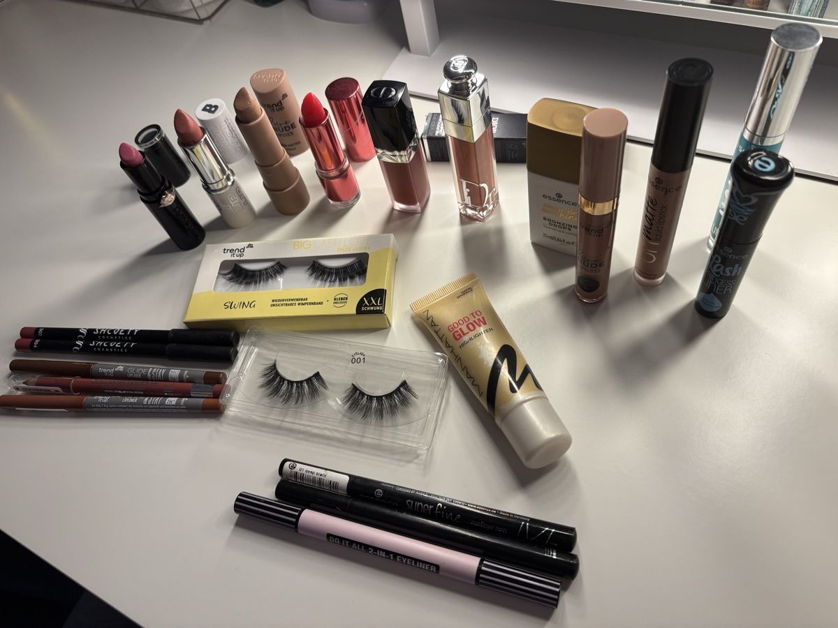Dior Make-up: Huge Makeup Bundle - Dior, Essence, Lashes, anyone d More! – Usato da Merenschwand venduto da selenaaneles