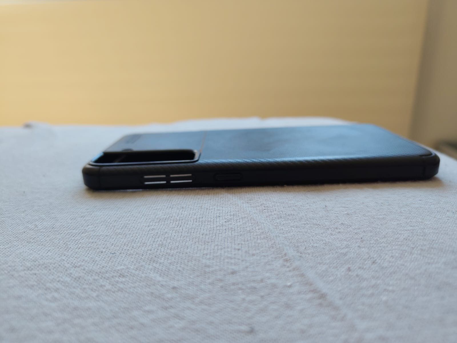 Samsung Cover & Protezioni schermo: Samsung Galaxy S21 FE Hülle - Schwarz – Usato da Fislisbach venduto da ism_gm9z 3