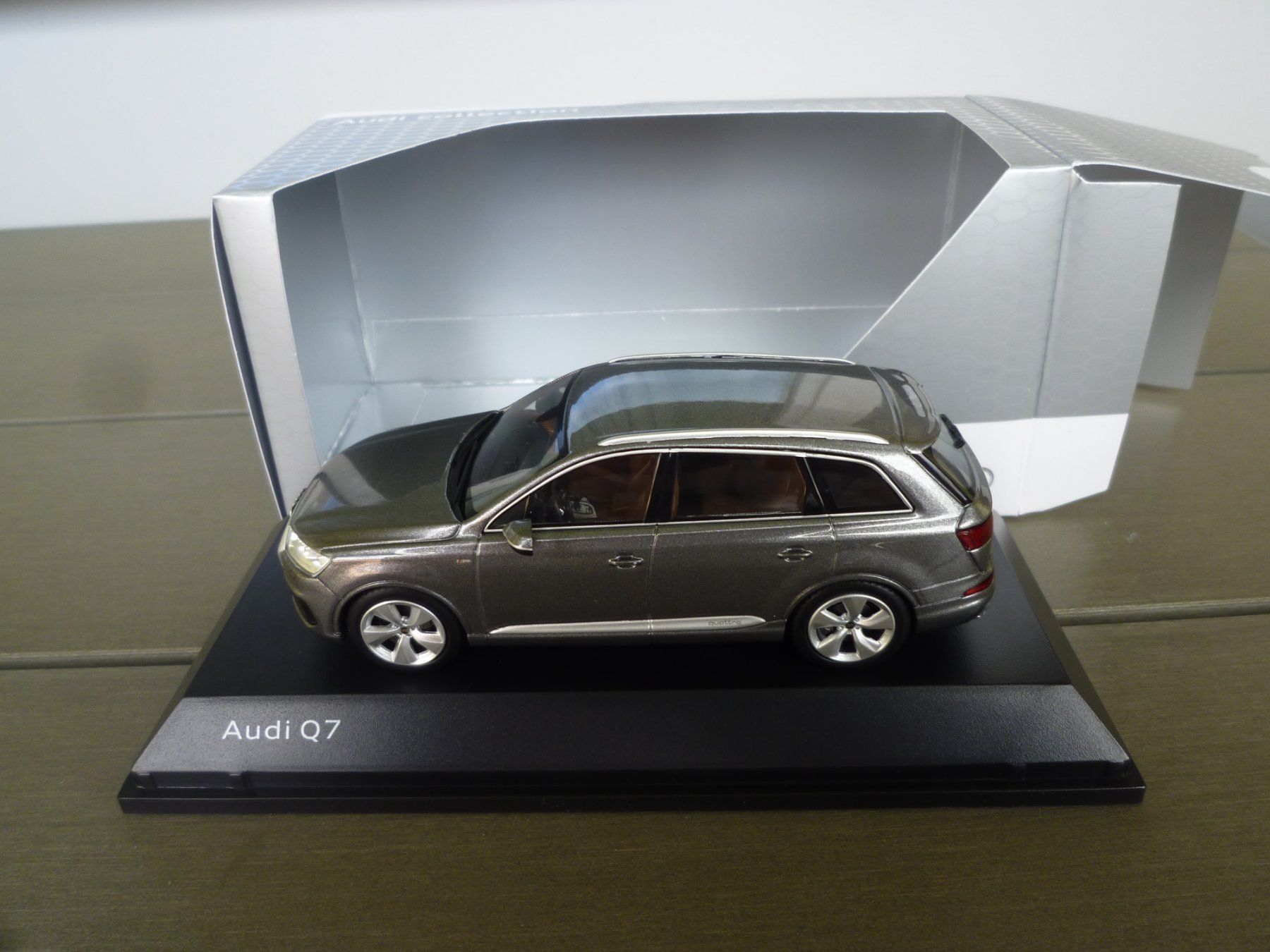 Audi Modellini d'auto: Audi Q7 – Nuovo e nell'imballaggio originale da Flawil venduto da Imperiosud 1