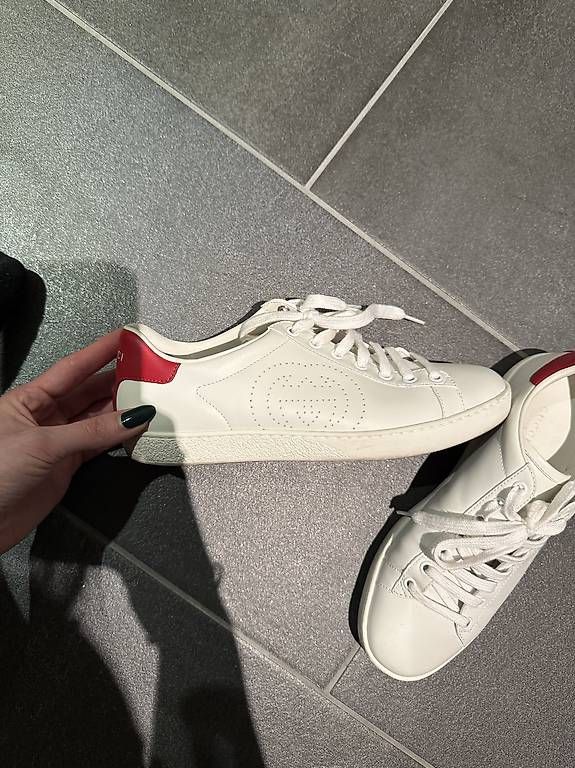 Scarpe da donna: Gucci Ace Sneaker weiss/rot Gr. 38 – Usato da Rümlang venduto da NeomiM