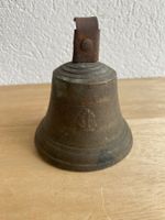 Antike Glocke mit kleinem Glockenrelief