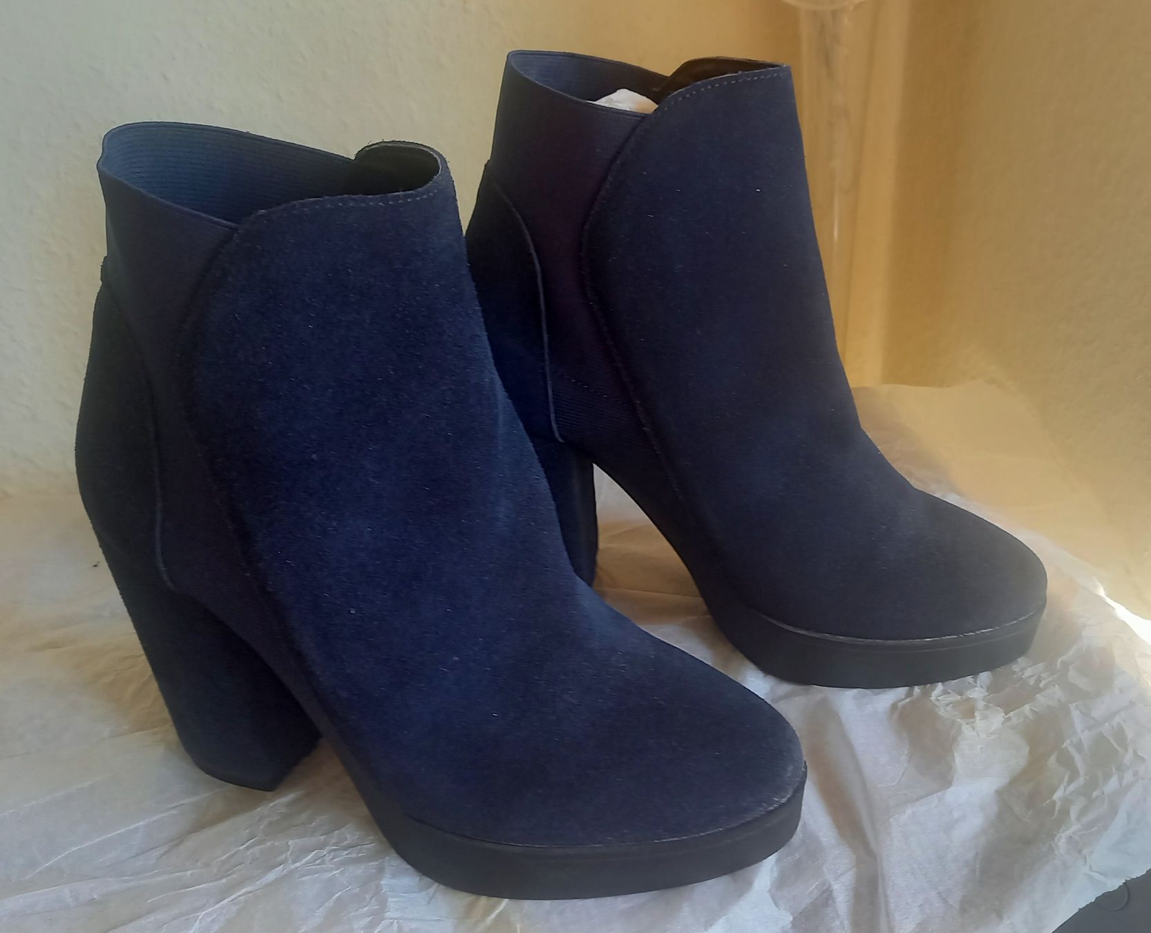 Scarpe da donna: Bottines neuves daim talons carrés pointure 37 – Nuovo e nell'imballaggio originale da LE GRAND-SACONNEX venduto da nathyvan1974