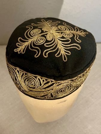 Chapeaux en velours brodé or, oriental? Afrique?