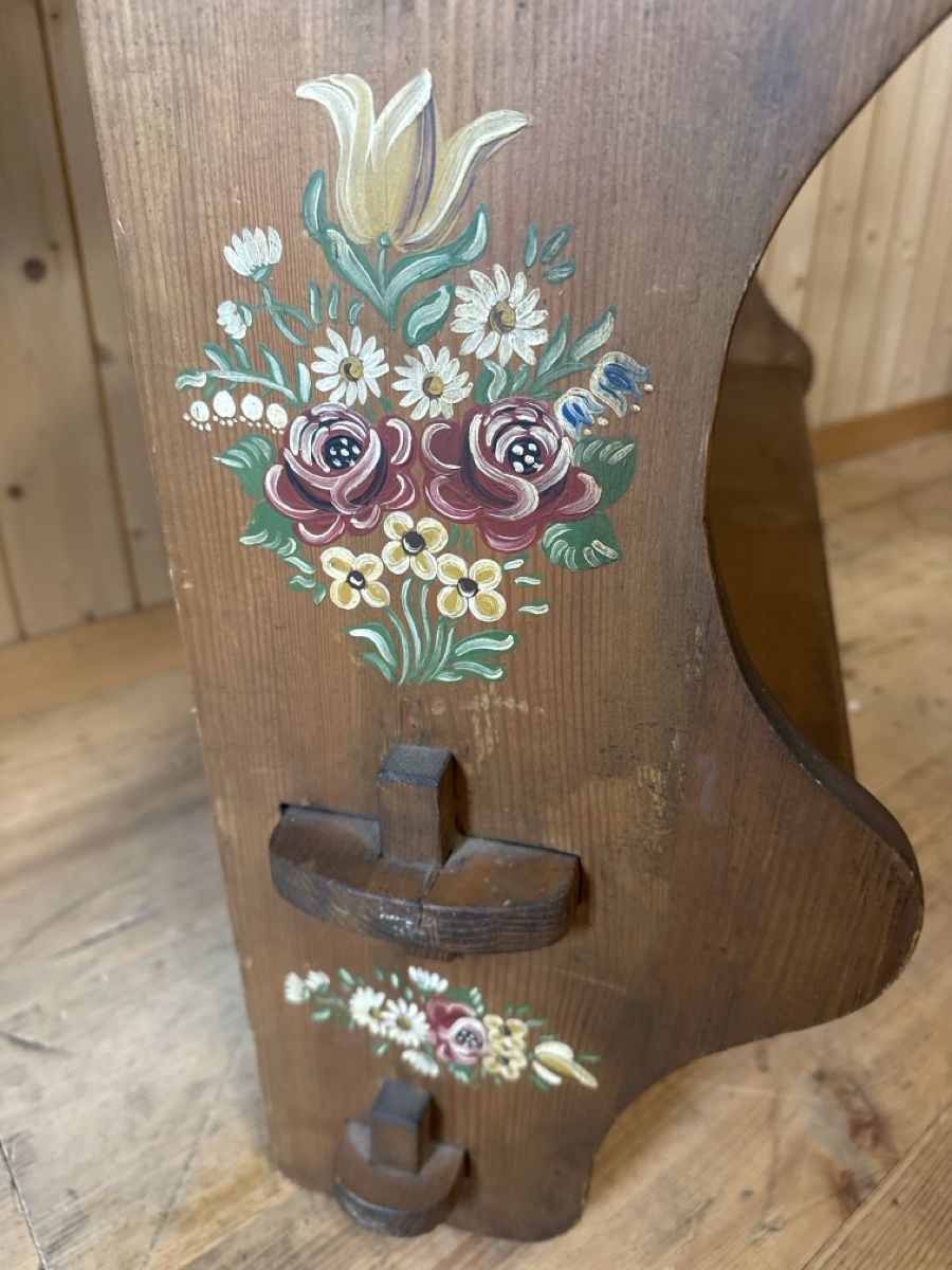 Scaffali: Antikes Wandregal mit Blumenmalerei – Usato da Baar venduto da Hillsboro 2