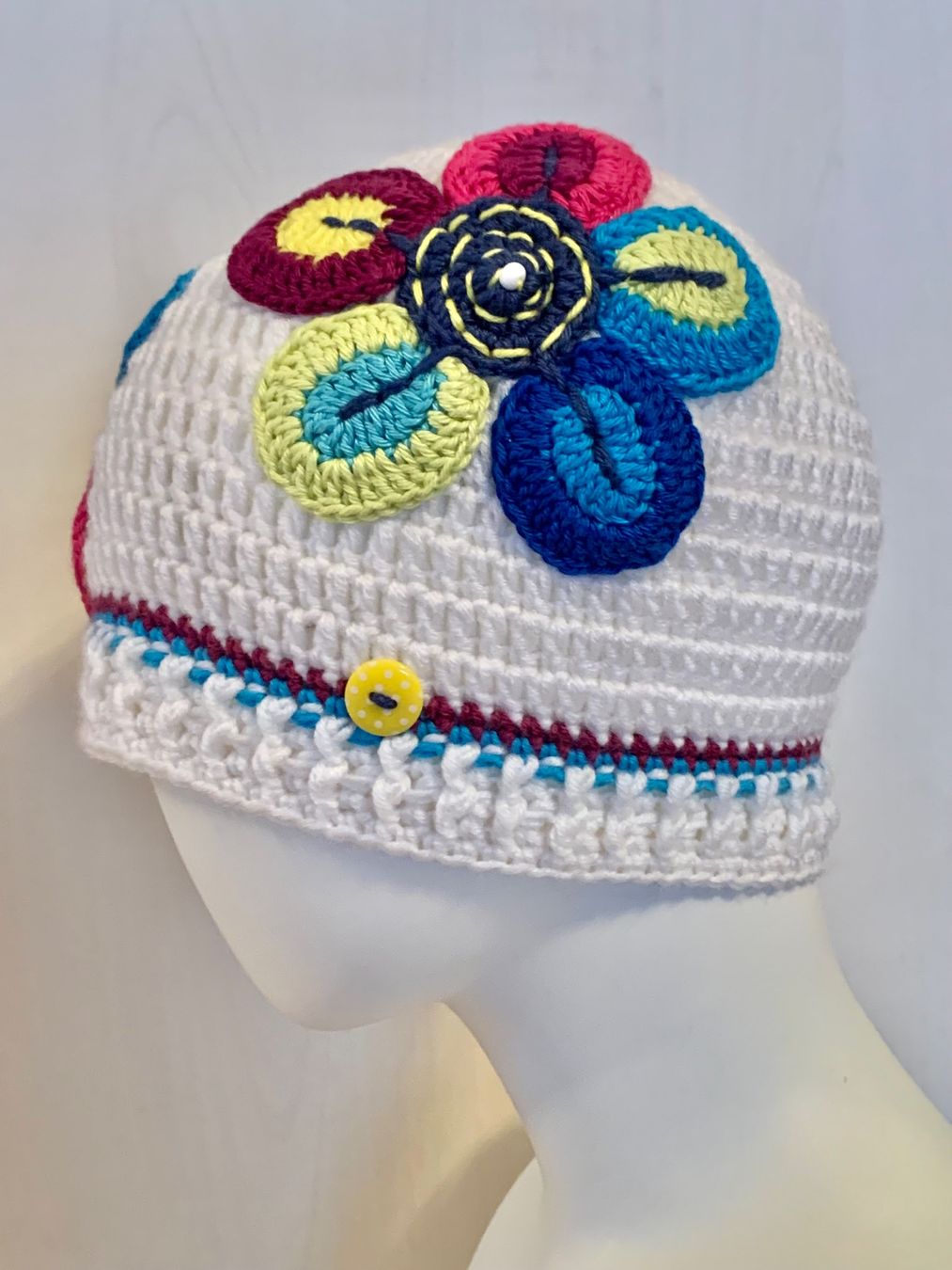 Altro abbigliamento per bambina: Kappe weiss mit bunten Blumen, Handarbeit, Einzelstück – Nuovo e nell'imballaggio originale da Emmenbrücke venduto da swissmade-miracles 1