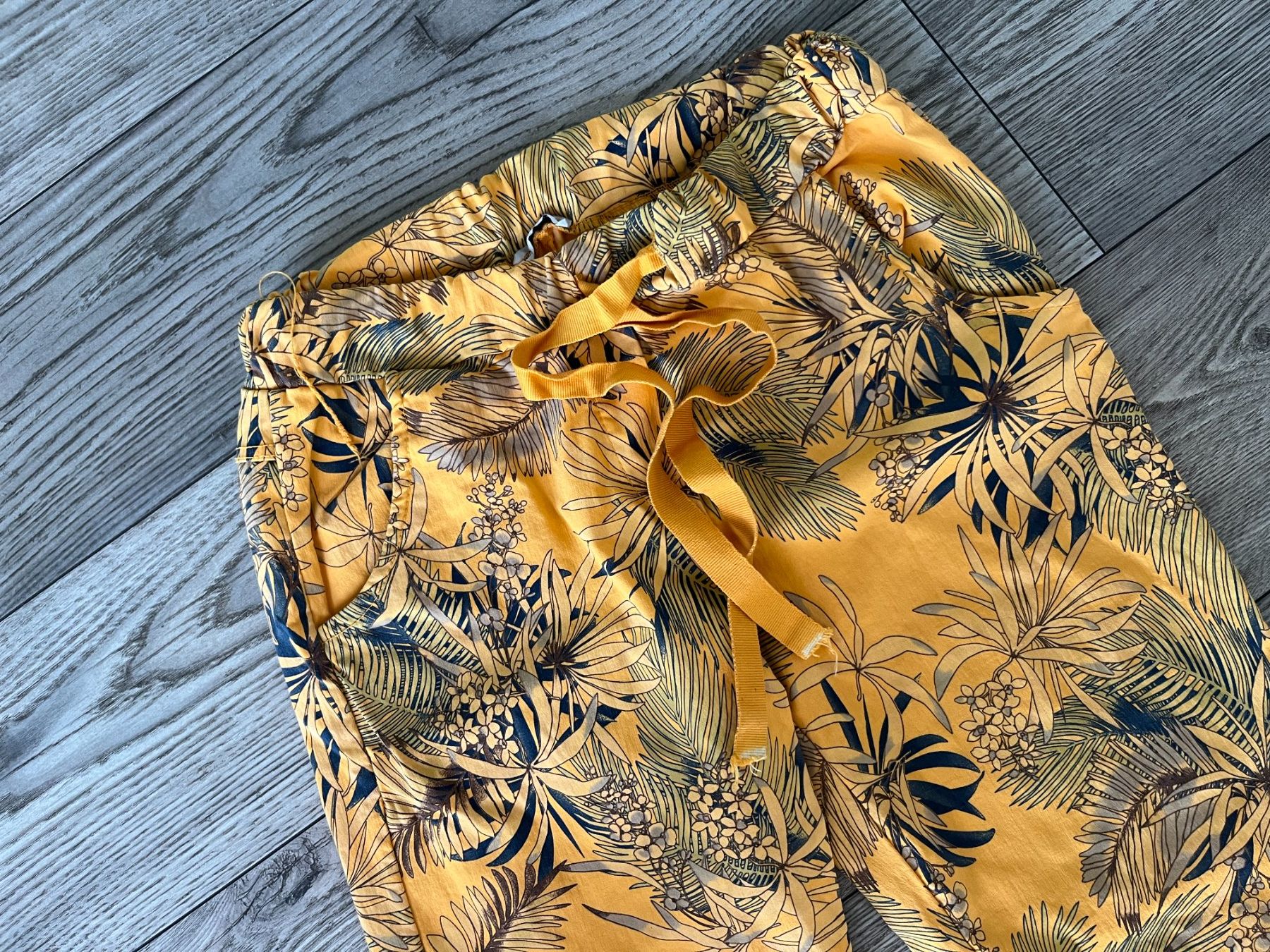 Pantaloni: Pantalon d'été super stretch M – Usato da Seiry venduto da vanille08 1