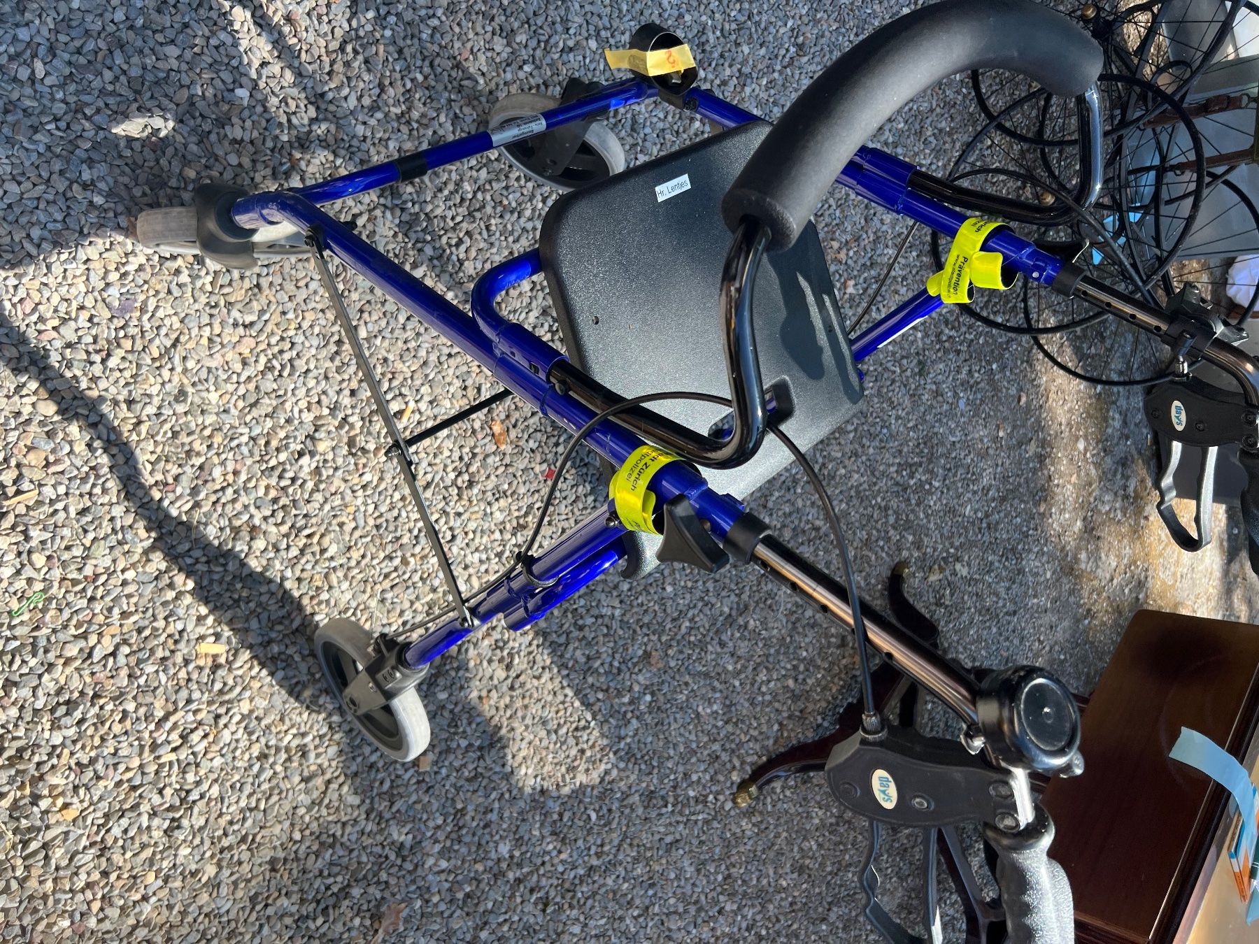 Aides à la marche: Gehhilfe Rollator blau, Nr 47 – D'occasion à Glattfelden par maa_qcj8 2