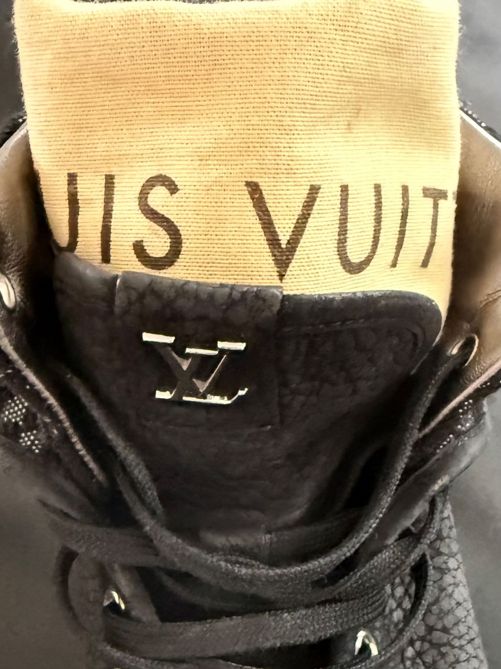 Louis Vuitton Scarpe da donna: Sneakers LOUIS VUITTON en cuir noir – Usato da Vernier venduto da ley_yqh9 7
