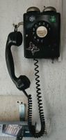 Altes Wandtelefon mit Drehscheiben Vintage