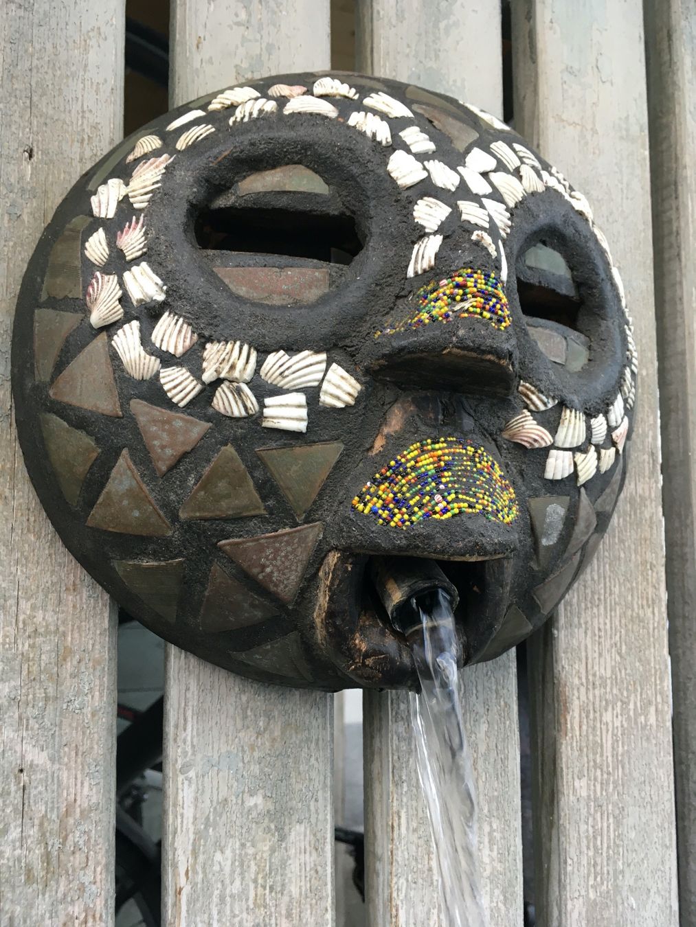 Arte internazionale: Afrika Maske als Wasserbrunnen – Usato da Rheineck venduto da emma.gut 2