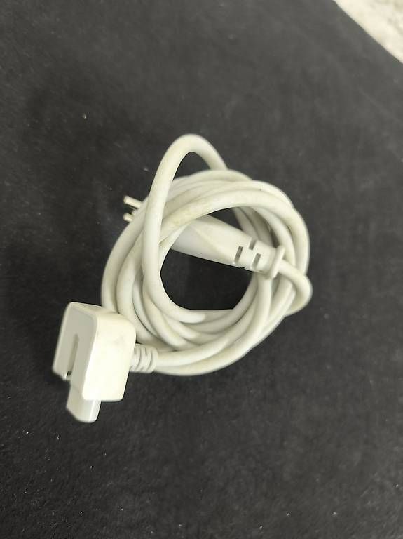 Apple Caricabatterie: 1× Apple Stromkabel mit Schweizer Stecker (1,8 m) – Usato da Binningen venduto da saviola01 1