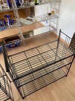 Gestell aus Metall, schwarz, mit Tablaren aus Glas