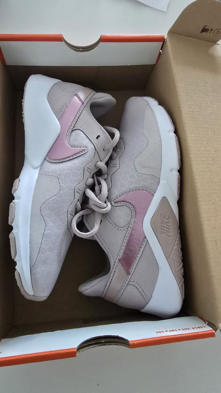 Nike Schuhe für Mädchen: Basket Nike 35.5 neuve – Neu und originalverpackt aus Estavayer-Le-Lac von zazadavidson 1