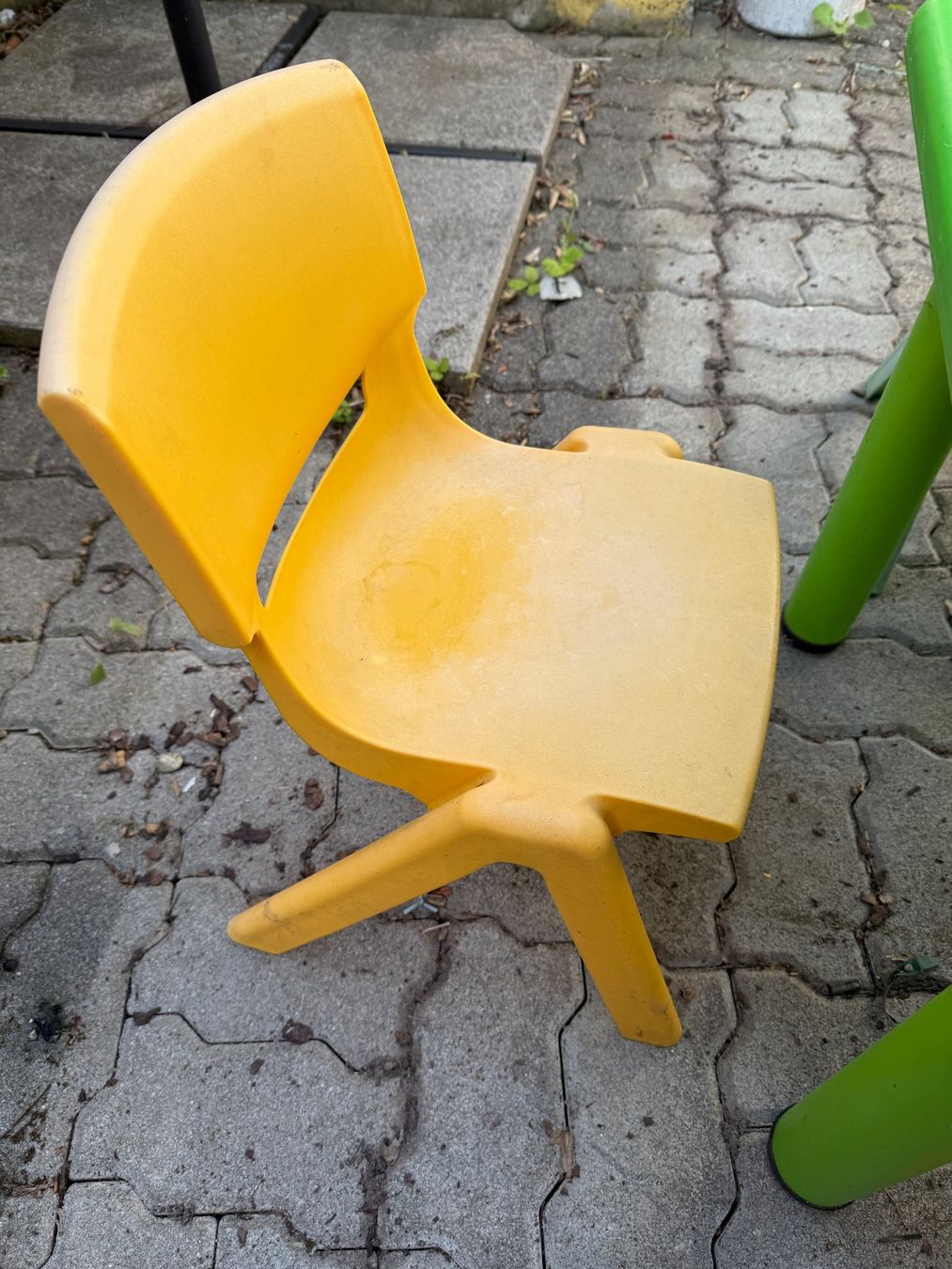 Set di tavolo e panche: Stabiler Kindertisch mit 4 robusten Kinderstühlen – Usato da Winterthur venduto da blitz111 1