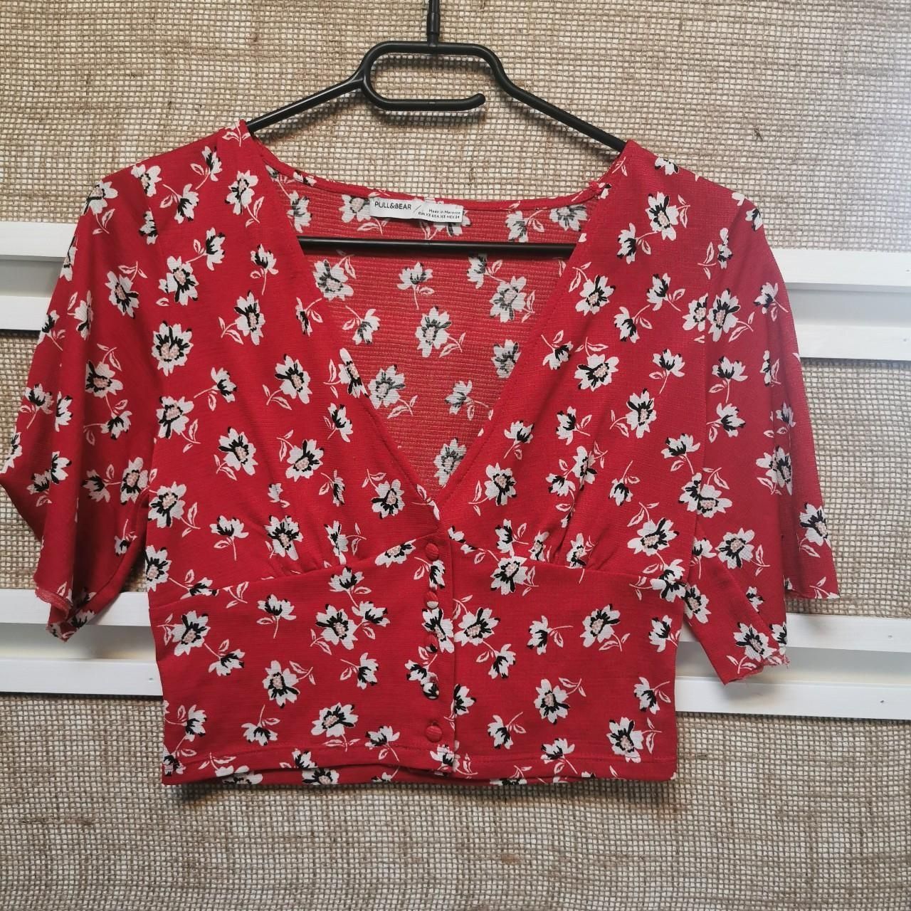 Pull&Bear Camicette: Sommer-Crop-Bluse rot Blumenmuster Pull&Bear – Usato da Ringgenberg BE venduto da Vinyl.Love