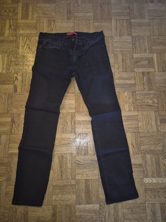 Jean Hugo Boss noir, taille W31/L32, parfait pour l'automne!