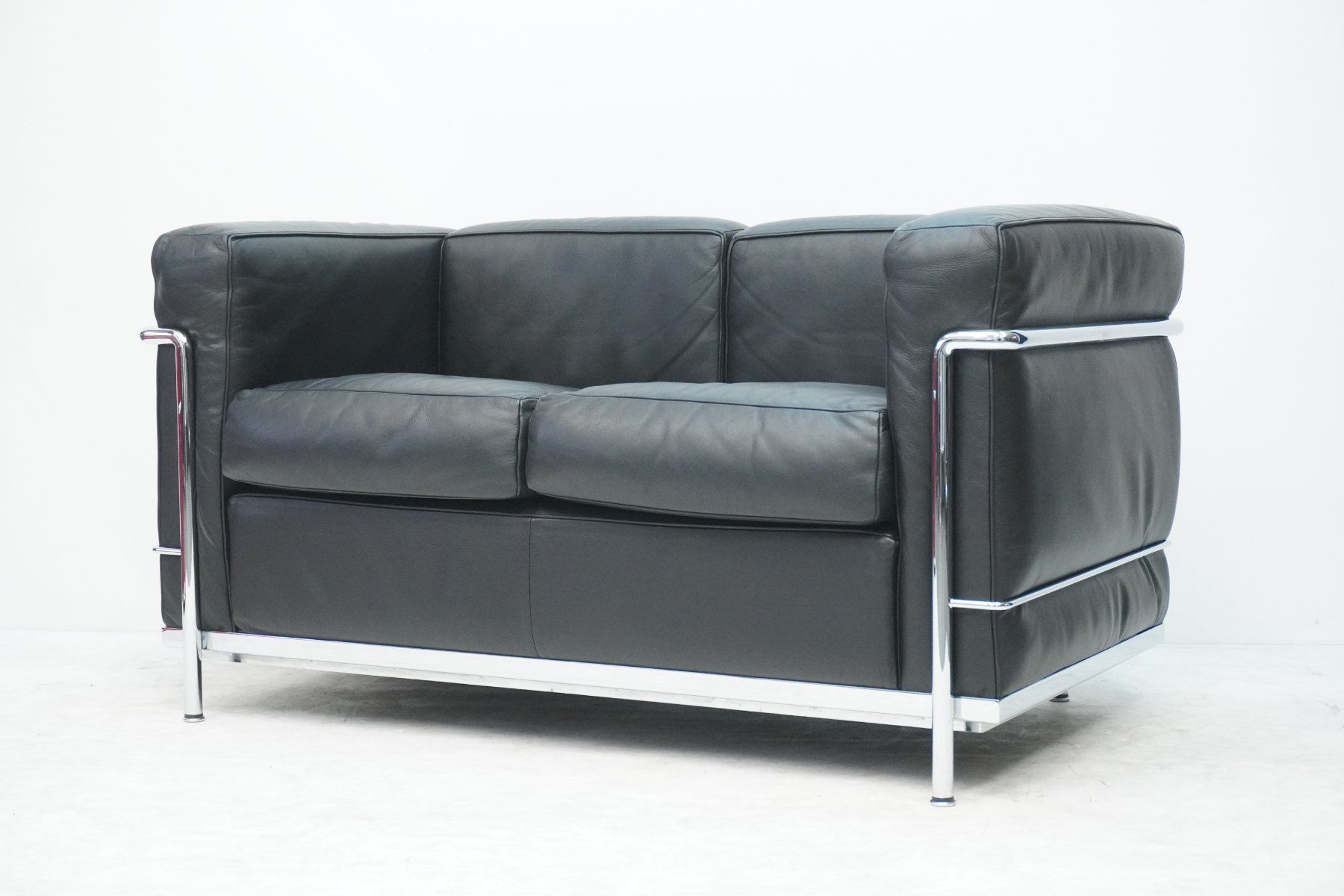 Cassina Sofas: Cassina LC2 2er Sofa Le Corbusier Leder schwarz – Gebraucht aus Bad Zurzach von QLASSIQ