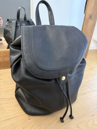Schöner Rucksack in Schwarz von Pieces