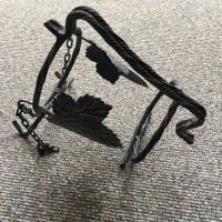 Weinflaschenhalter aus Schmiedeisen