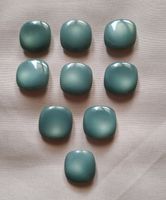 8 und 1 knopf salbeigrünton, 22 mm.u. 20 mm.