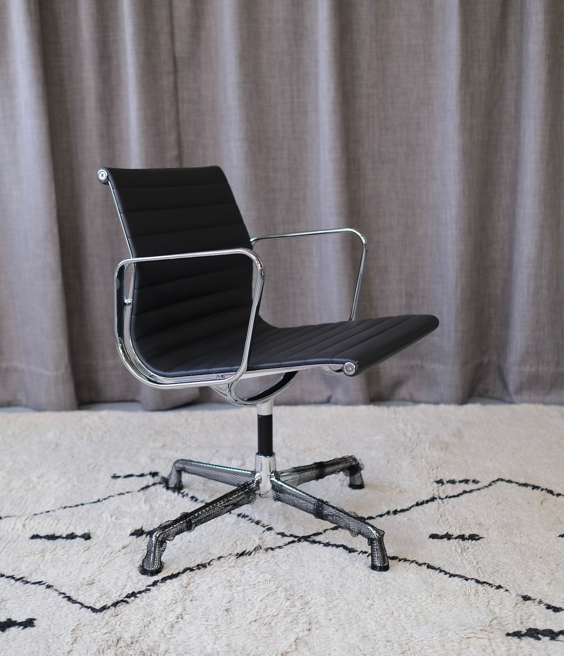 Vitra Sedie: Vitra EA 108 Aluminium chair Eames – Usato da Bern venduto da Zmodern_CON 4