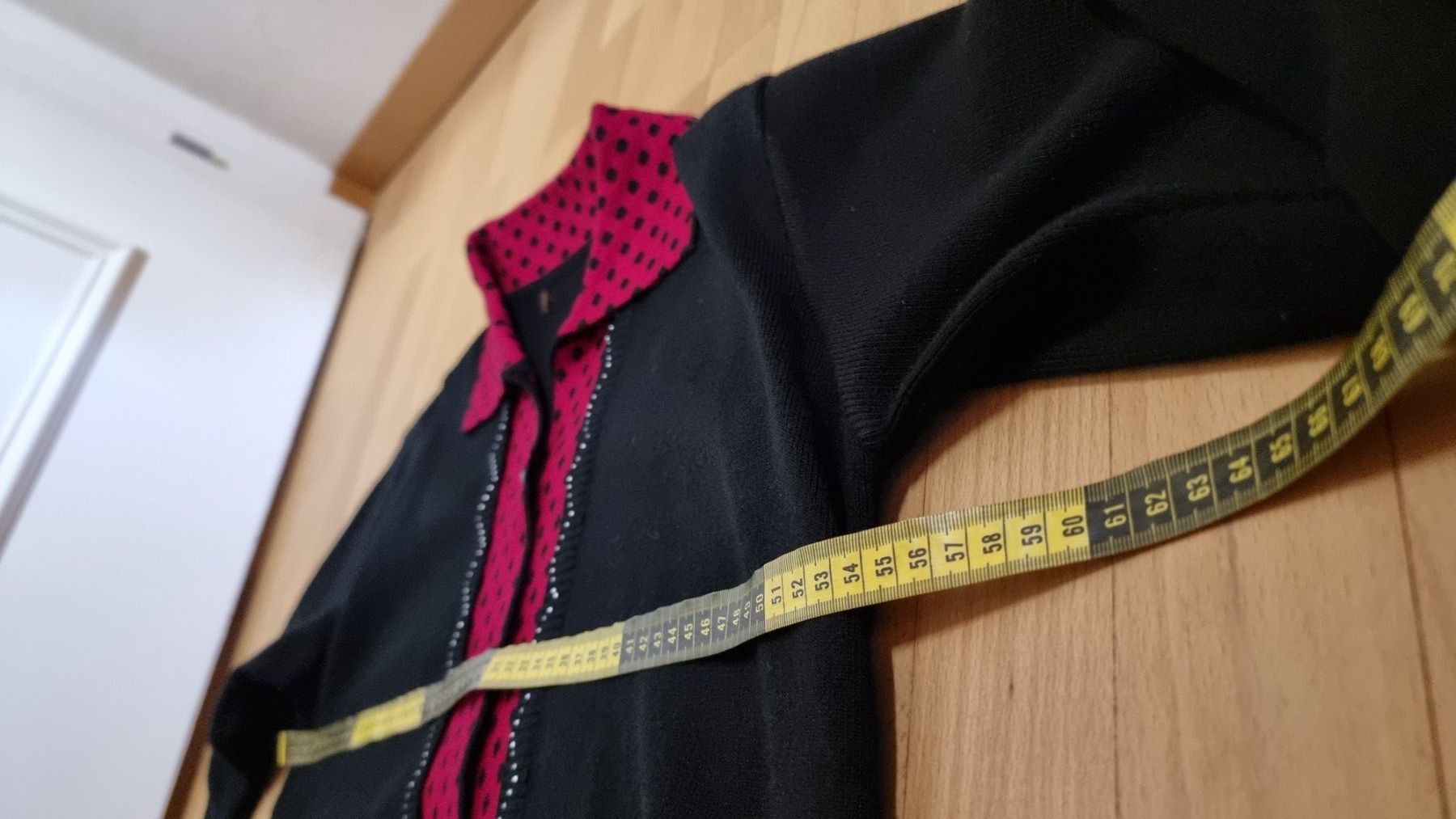 Vestes: Vintage Schwarze Strickjacke mit rotem Einsatz Gr. 42 – D'occasion à Wald ZH par CapLux 9