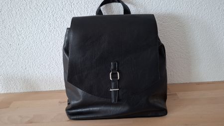 Schwarzer Rucksack aus Kunstleder, neu🍂