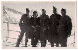Soldaten auf Aussichtsplattform im Gebirge mit Dame