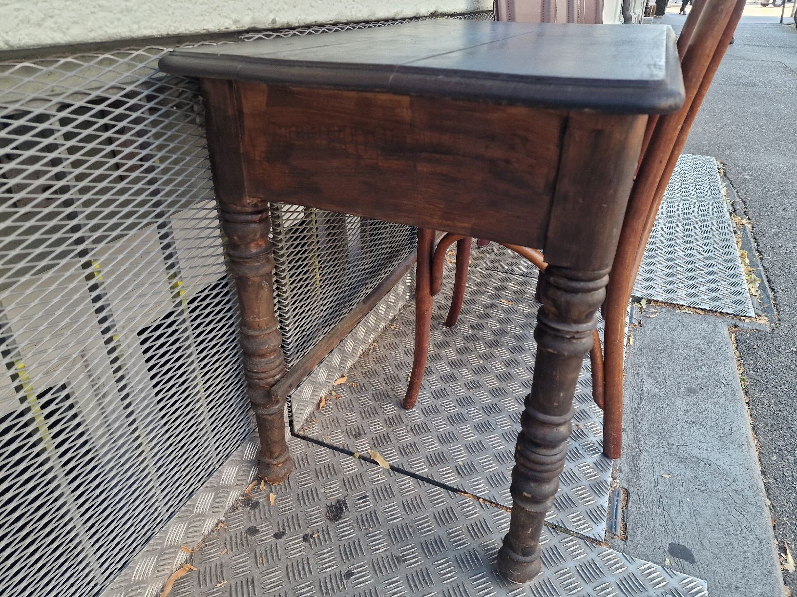 Tavoli: Antiker Holztisch mit Schublade – Usato da BERN venduto da Intarsia 3