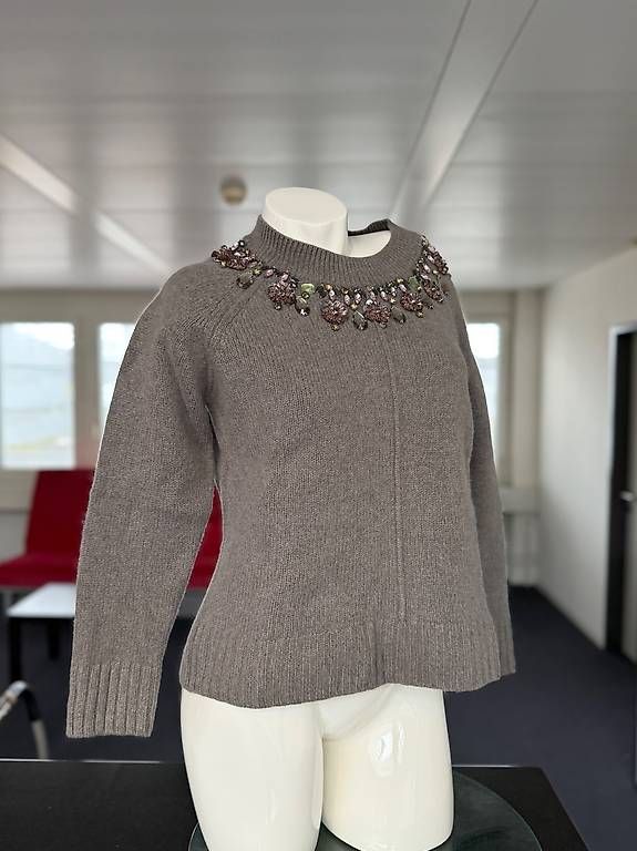 Maglioni & Felpe: Pullover mit dekorativeren Schmuckbesatz – Usato da Steinhausen venduto da deikoon