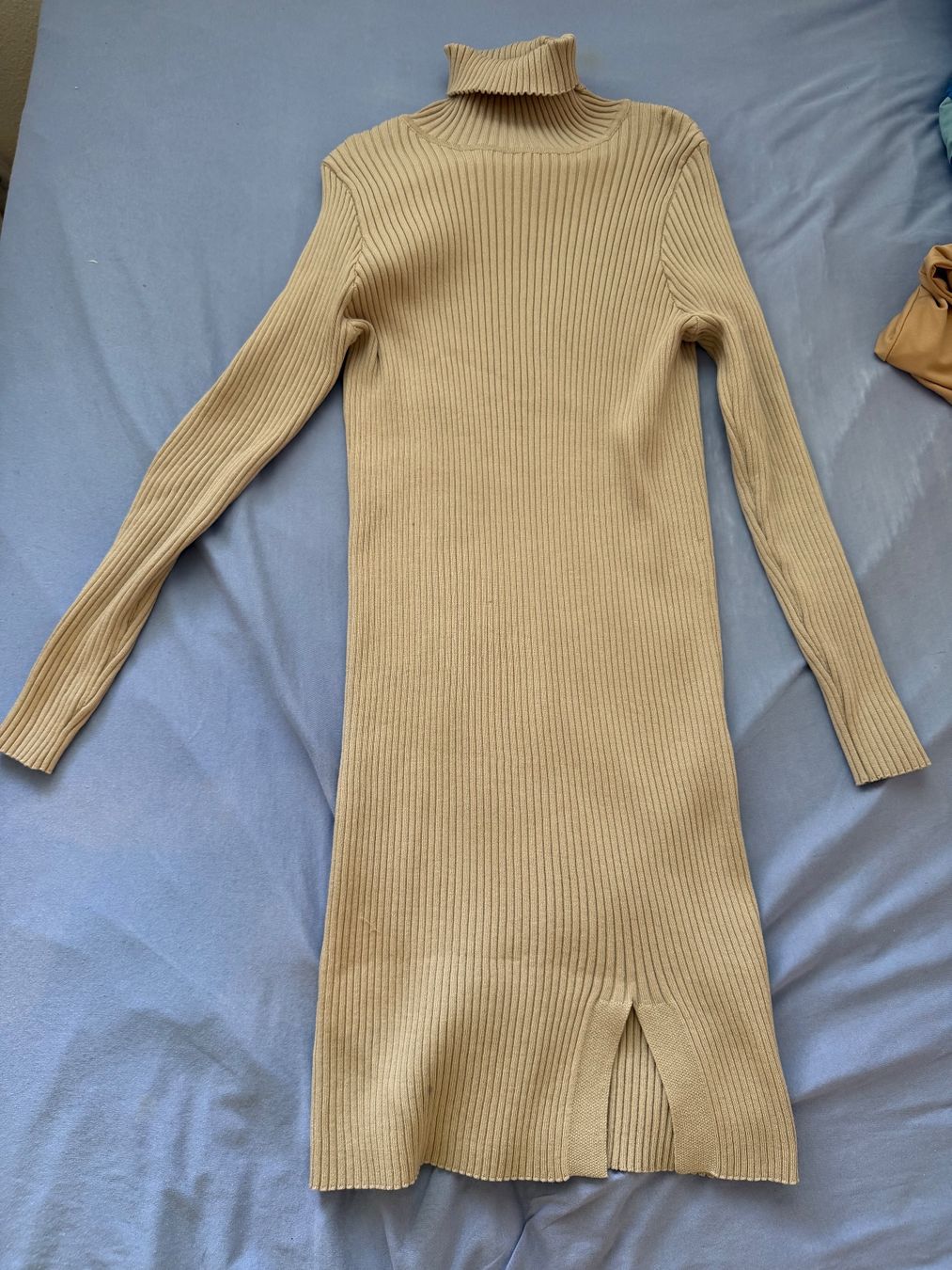 Shein Robes: Rippstrick Kleid beige Rollkragen mit Schlitz Grösse S – Neuf (Voir description) à Zollikerberg par Andrea_2003