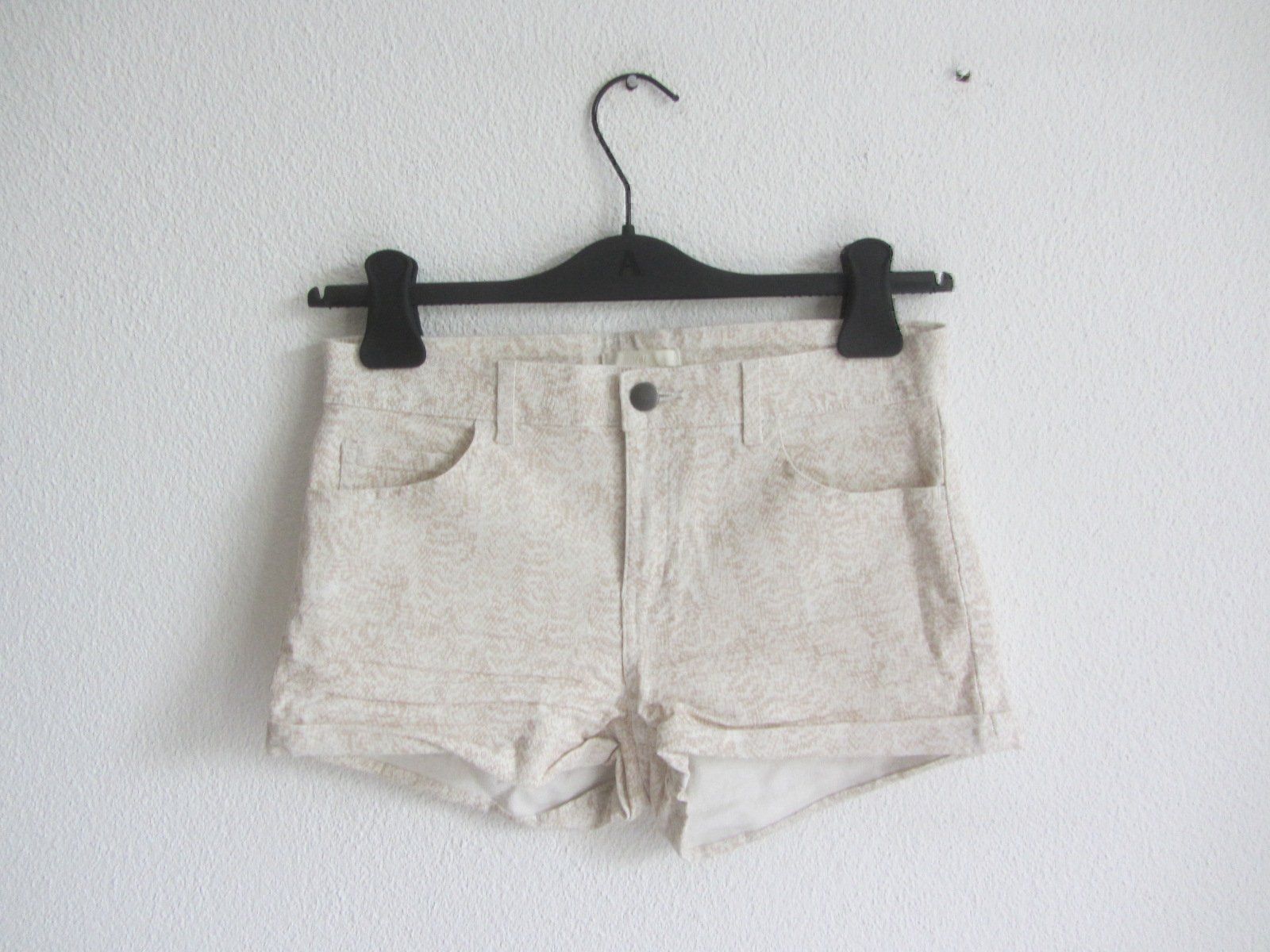 H&M Jeans: Jeansshorts weiss-hellbraun gemustert 34 – Gebraucht aus Zürich von Diazaio