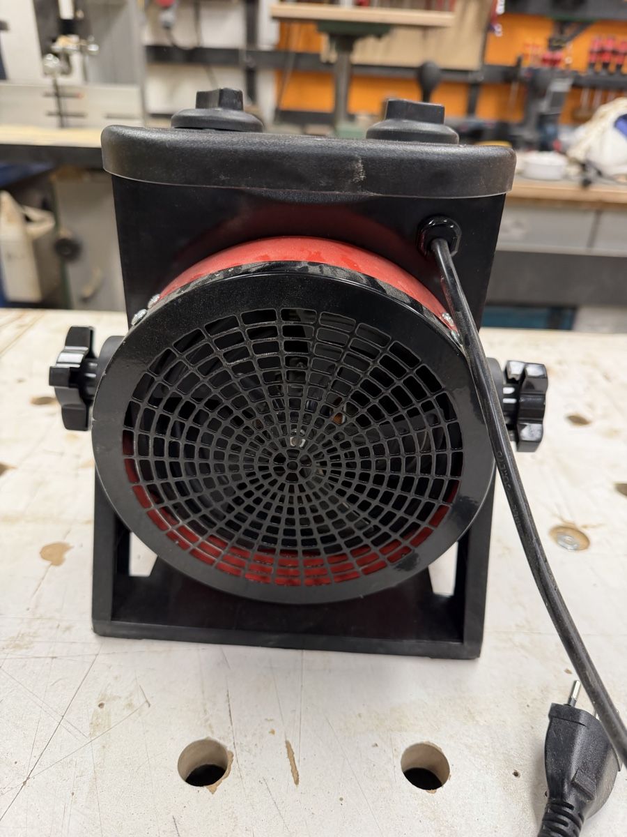 Radiatori: 2 KW Heizlüfter – Usato da Zwillikon venduto da Traktorjoe