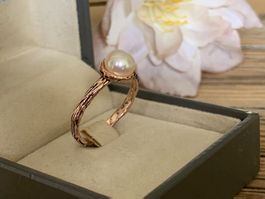 Ring in Silber und  Roségold vergoldet mit Süsswasser Perle