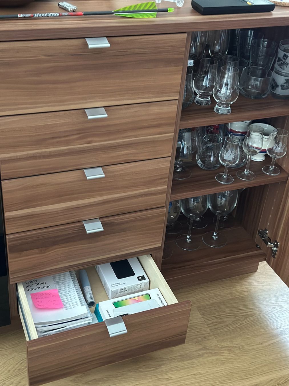 Kommoden: Sideboard «Nussbaum» mit schwarzer Glasfront – Gebraucht aus Gisikon von Jabuso 1