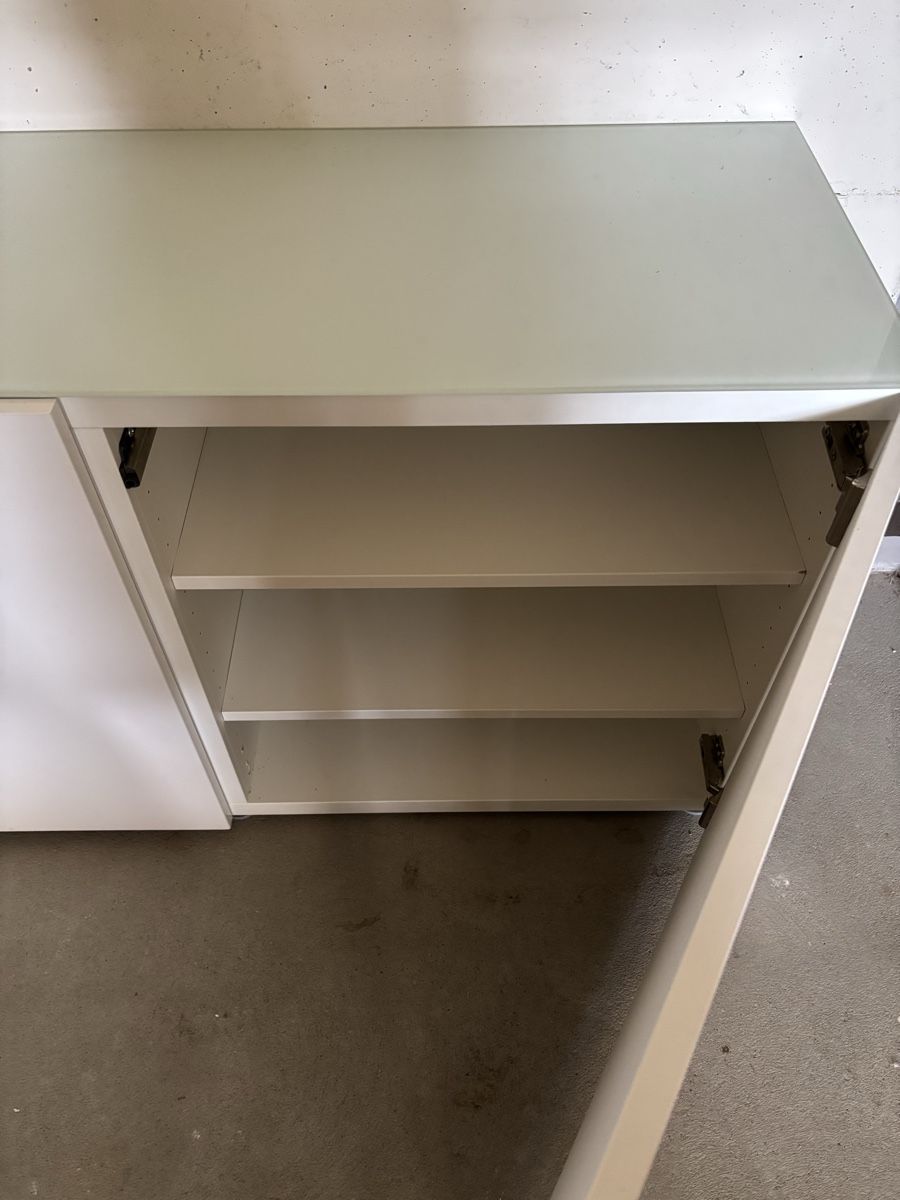 Ikea TV Möbel: Sideboard weiss hochglanz neuwertig 140cm breit – Gebraucht aus Utzigen von ani_8gj2 1