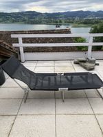 Sonnenliege. Schwarzer Liegestuhl leicht und bequem
