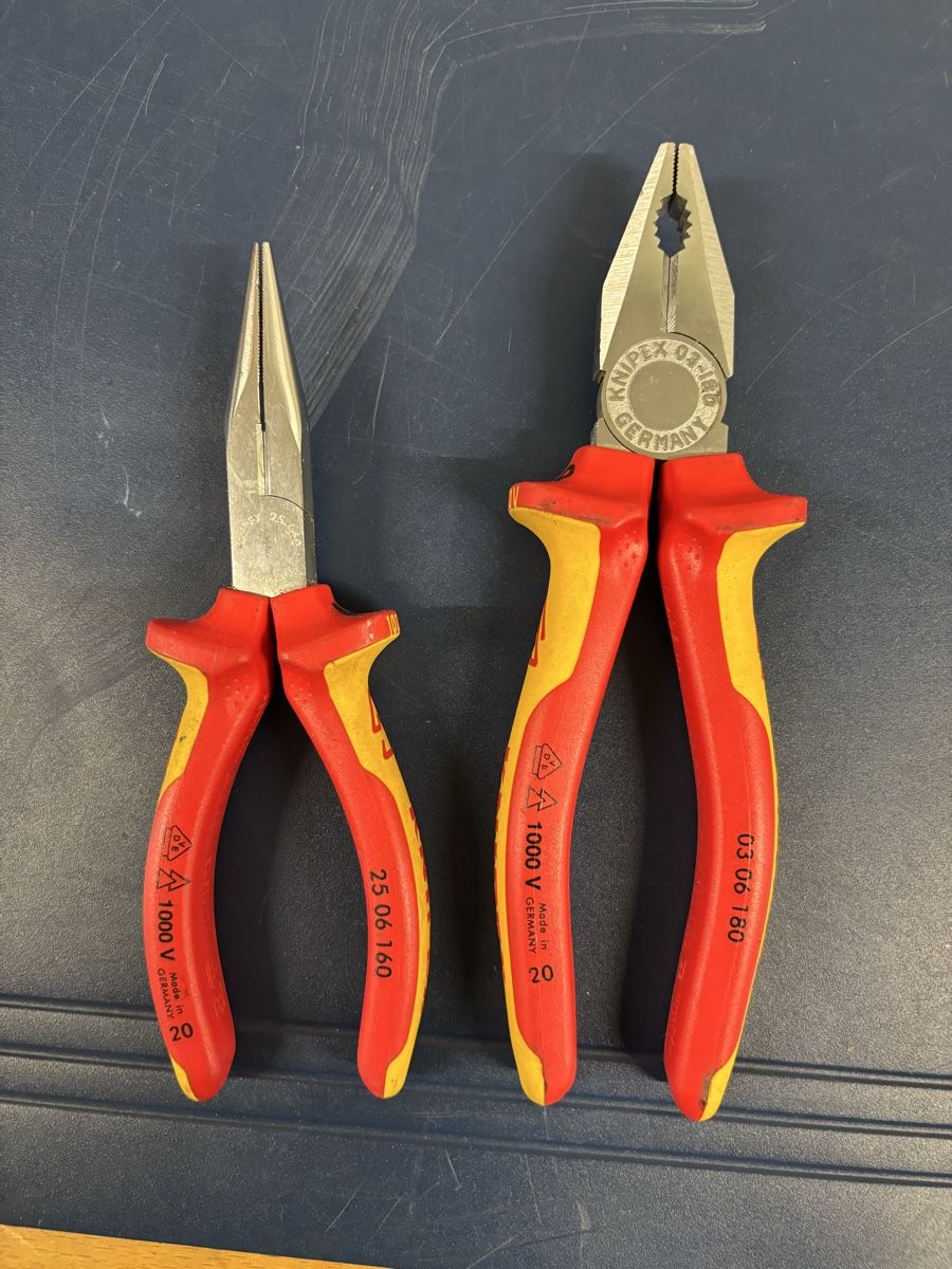 Knipex Tutti gli attrezzi: KNIPEX Kombizange & Spitzzange 1000V, – Usato da Bärau venduto da Luschwa 1