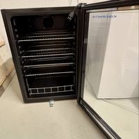 KIBERNETIK. Getraenkekuehlschrank 115L Schwarz 850mm Höhe