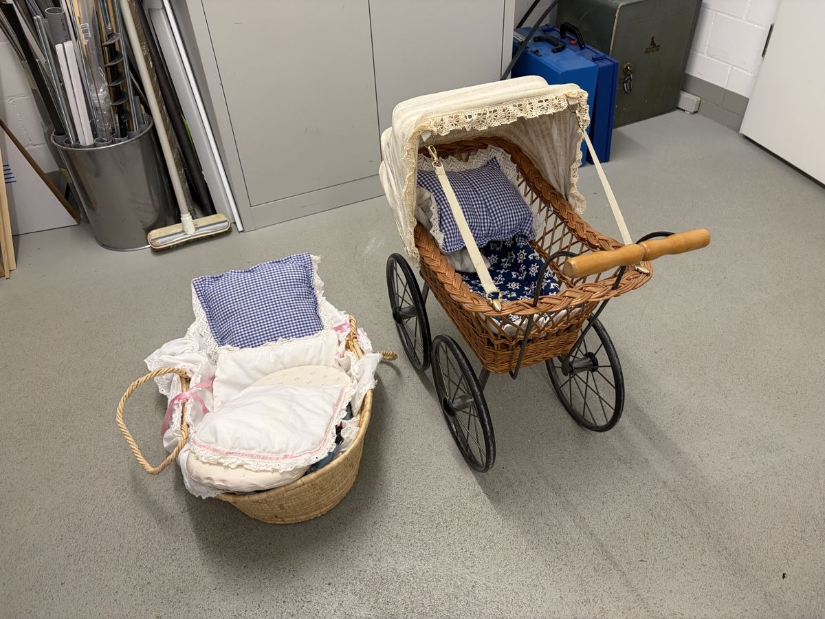 Carrozzine per bambole: Puppenwagen und Korb – Usato da Galgenen venduto da Crystaldisplay 1