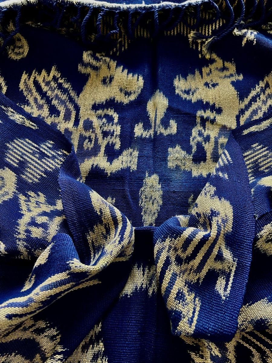 Tessuti: Indonesischer Vintage Ikat-Textile  mythischem Drachendesign – Usato da Moehlin venduto da Balirain 2