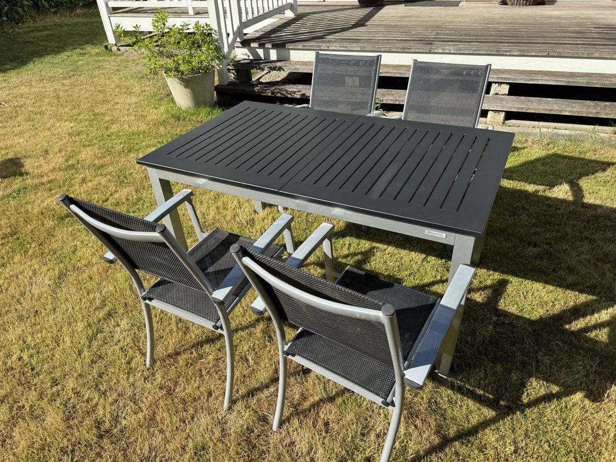Set di tavolo e panche: Ensemble table et chaises d'extérieur moderne - Idéal été – Usato da Genève venduto da chr_77nw 1