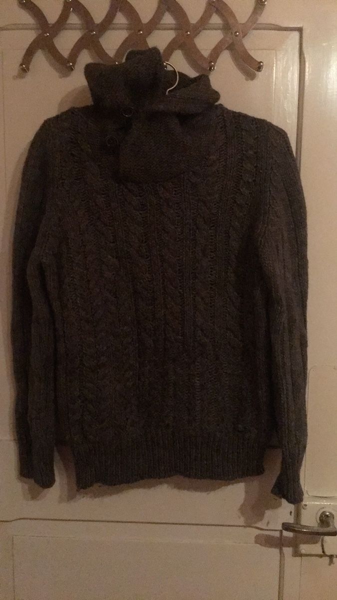 Pullover & Sweatshirts: Strickpullover dunkelgrau mit Zopfmuster Grösse L gebraucht – Gebraucht aus Bärschwil von Ranron1970