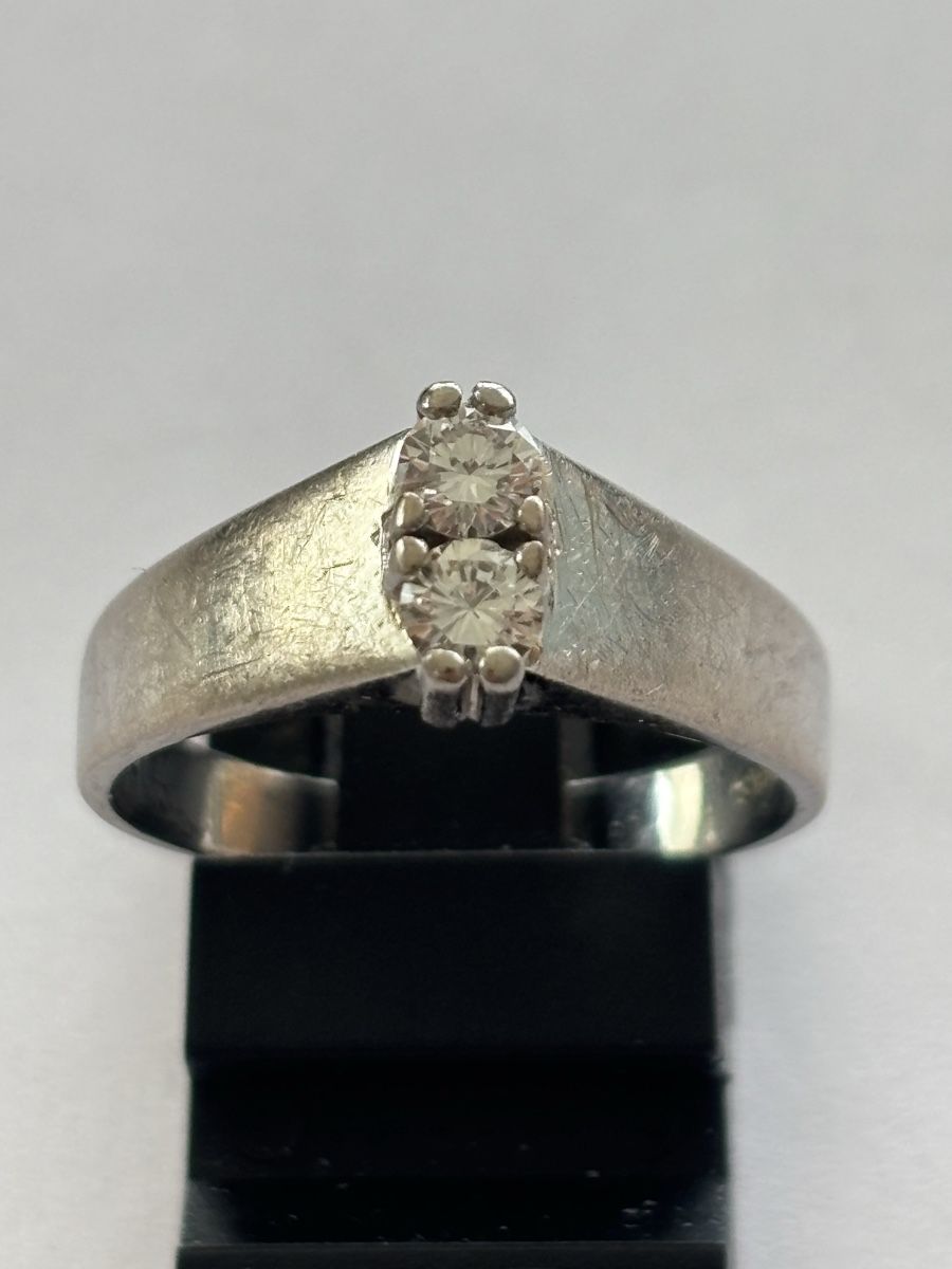 Anelli: Ring mit 2 Diamanten, 750er Weissgold, – Usato da Langnau am Albis venduto da flusspflege 1