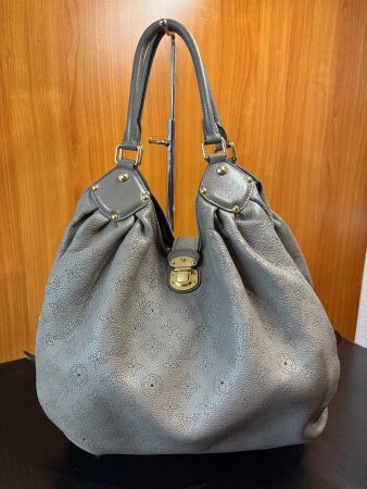 LOUIS VUITTON MAHINA XL – CUIR MONOGRAM – GRIS / TAUPE – CER
