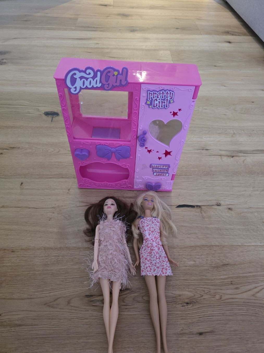 Giocattoli: Barbie Kleiderschrank mit 2 Barbie – Usato da Toffen venduto da ver_x68f