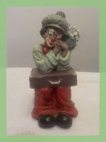 Lustige Gilde Deko-Figur Clown mit Koffer und Blumenstrauss